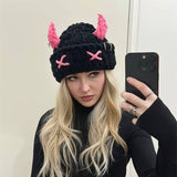 Gorro de lana con lindos cuernos de máscara de diablo