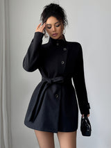 Vindjacka i en avslappnad enfärgad