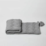 Couverture en chenille tricotée à la main avec des pompons