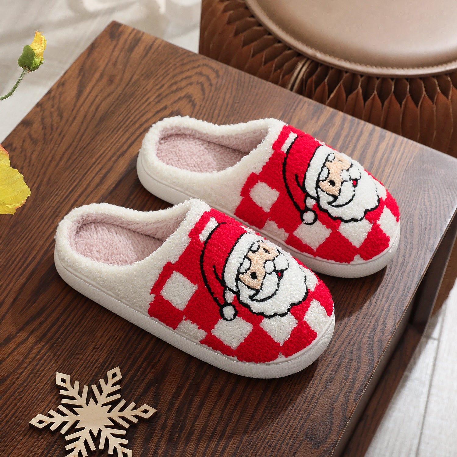Pantuflas de peluche de Papá Noel con cuadros navideños