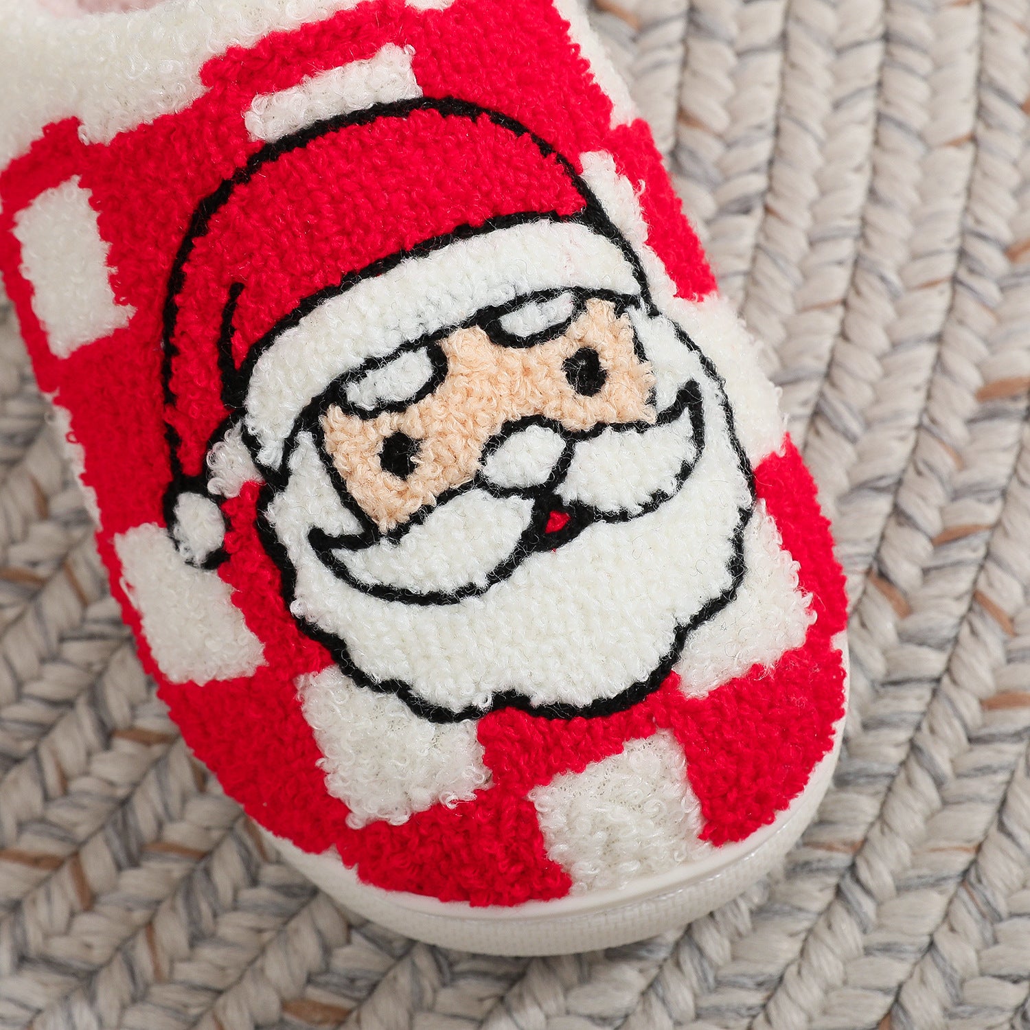 Pantuflas de peluche de Papá Noel con cuadros navideños
